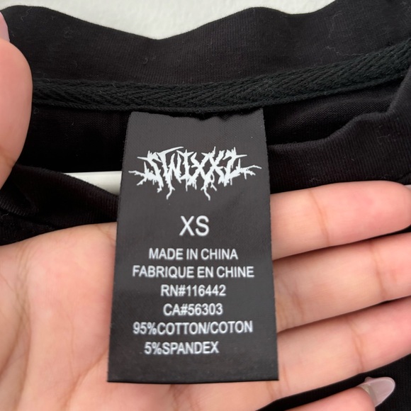 ZUMIEZ- Black rhinestone crop top with skull and pink bones - Picture 3 of 3